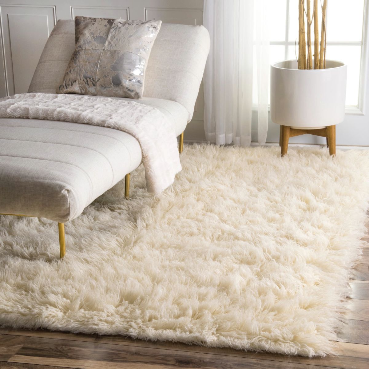 Whether you prefer carpet or rugs on wooden flooring, deciding on the right tone and texture is so important to creating a welcoming environment through the house. Higher pile heights create warm luxurious underfoot comfort. Choose a lighter tonal colour to compliment the space. For area rugs, quality and texture can really lift the space and furniture.